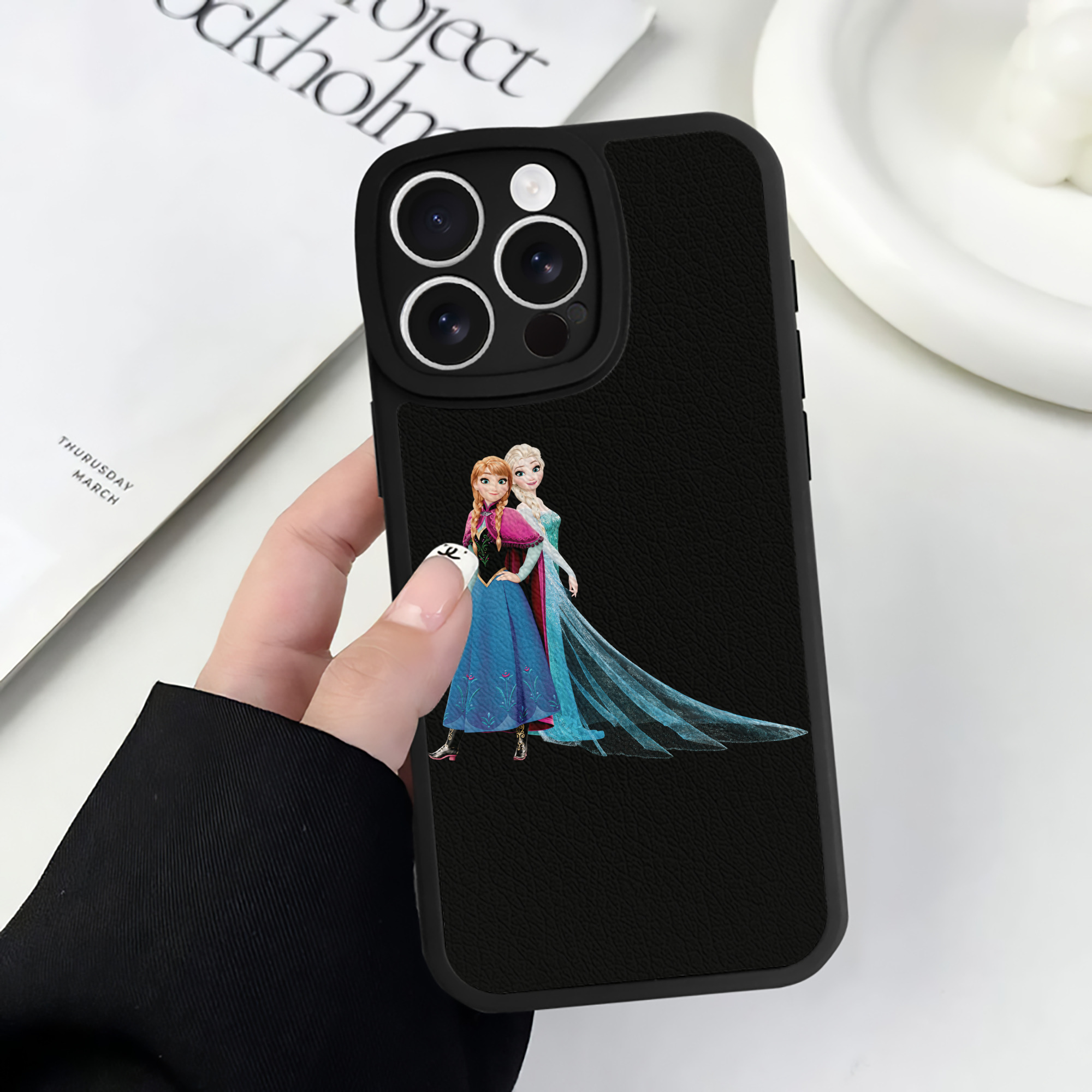 （画像用） アナと雪の女王 アンナ エルサ Frozen Anna Elsa 【iPhone 16シリーズ対応】シリコンスマホケース（レザー調） 材質：シリコン
